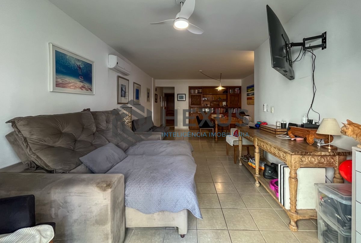 Foto 3 de Apartamento com varanda vista mar e lazer na quadra mar da praia nas Pitangueiras, Guarujá