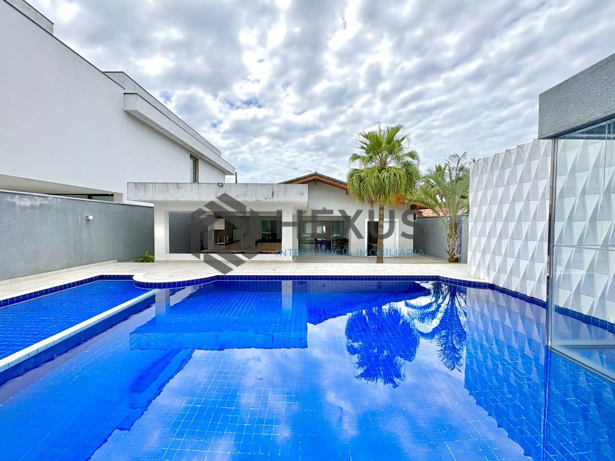 Foto 2 de Casa reformada com piscina e área gourmet no Jardim Acapulco, Guarujá