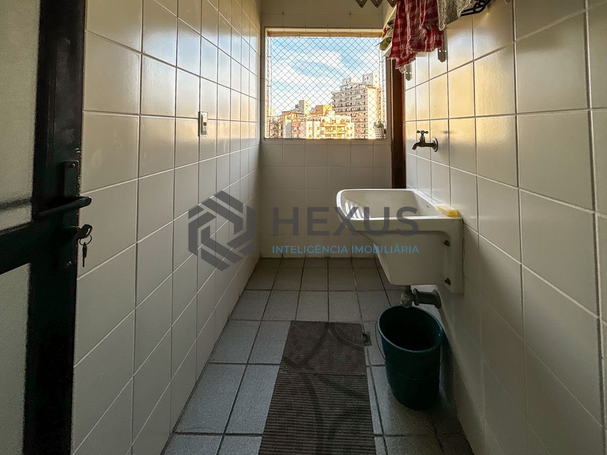 Foto 21 de Apartamento reformado com varanda a 500m da praia na Enseada, Guarujá