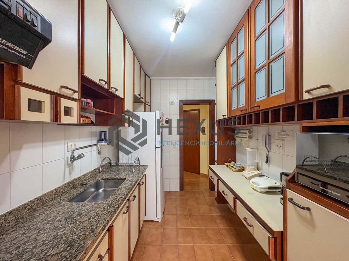 Foto 21 de Apartamento com varanda e lazer a 200m da praia na Enseada, Guarujá