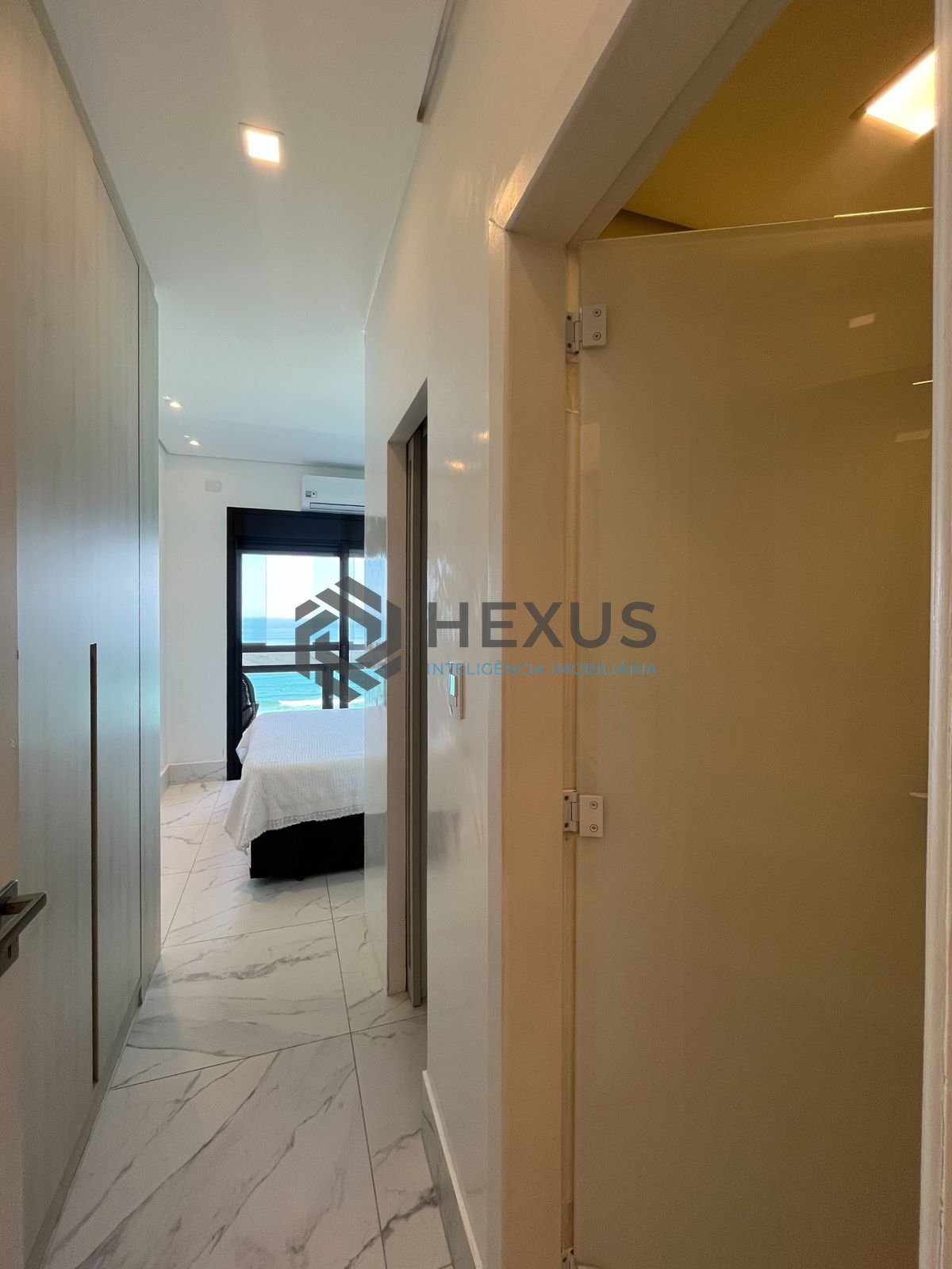 Foto 17 de Apartamento reformado frente mar com varanda vista mar nas Pitangueiras, Guarujá