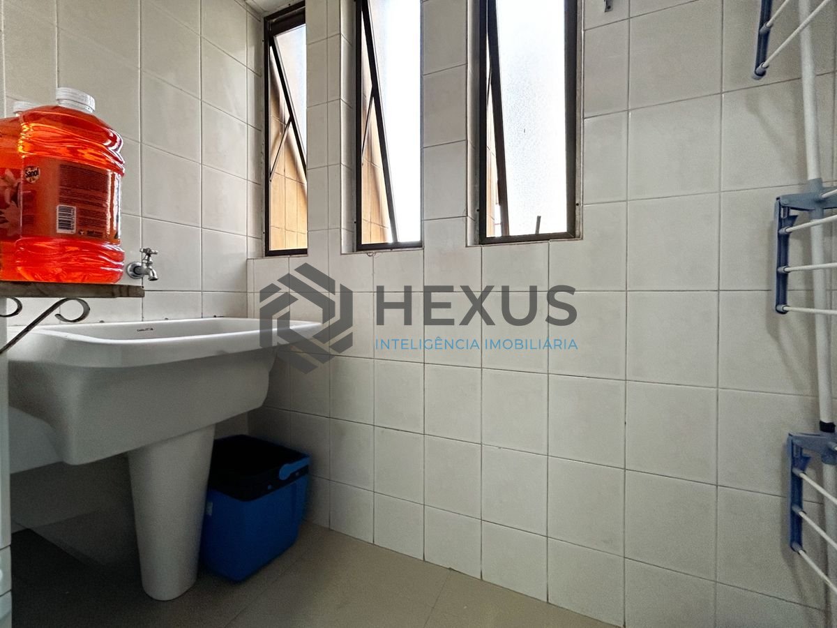 Foto 10 de Apartamento reformado com varanda vista mar e lazer a 600m da praia na Enseada, Guarujá