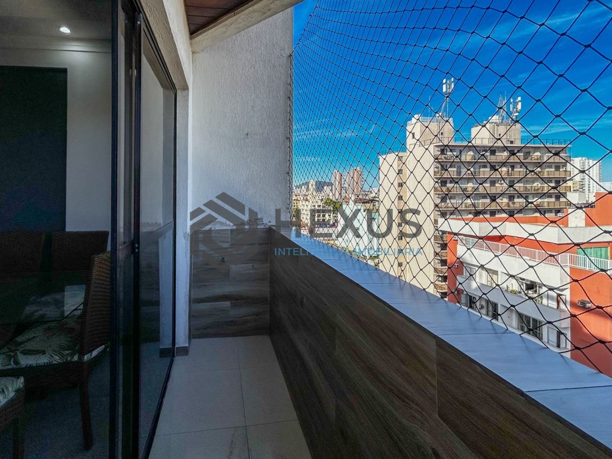 Foto 3 de Apartamento reformado com varanda vista mar e lazer a 600m da praia na Enseada, Guarujá