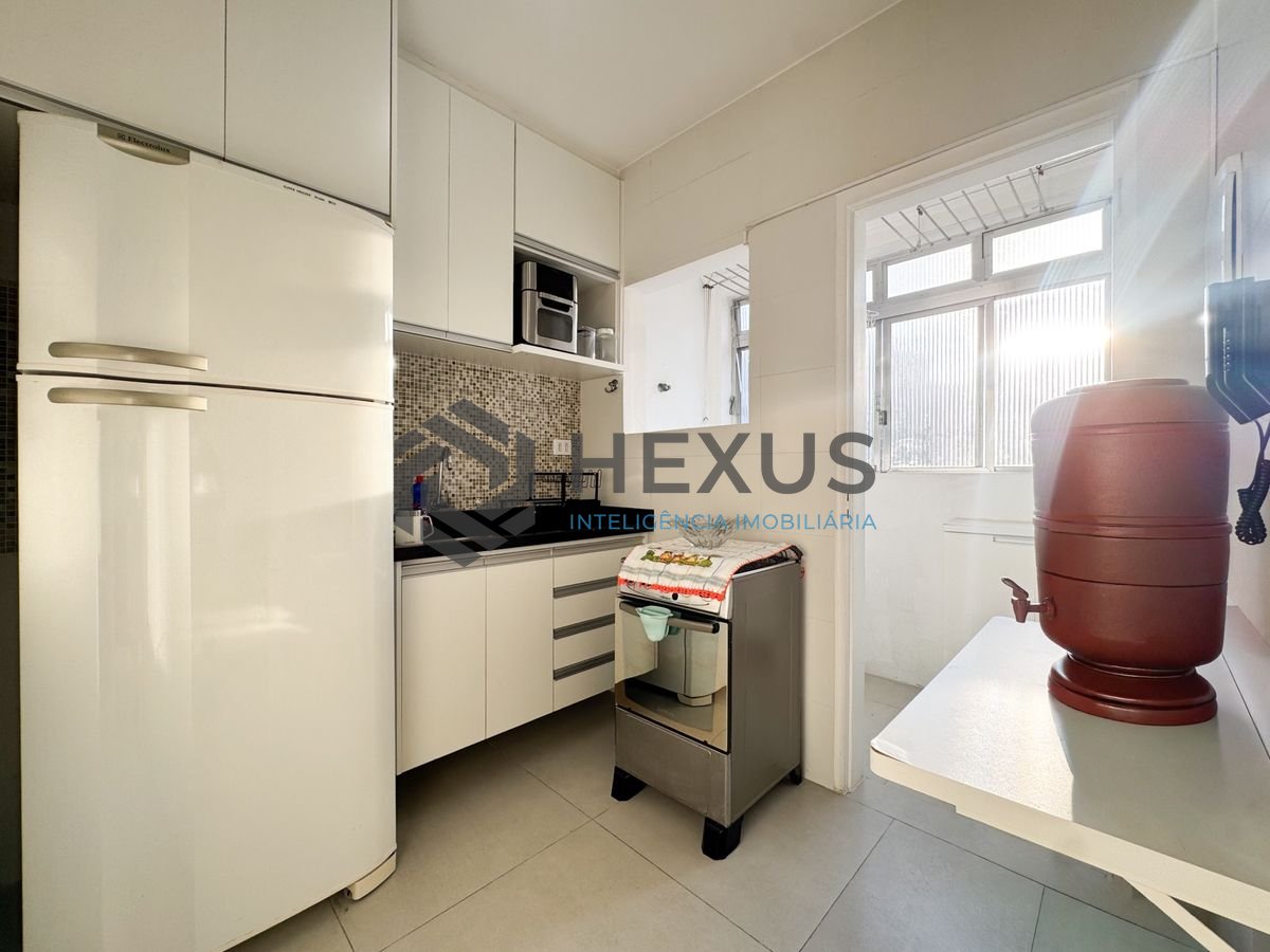 Foto 14 de Apartamento com varanda a 2 quadras da praia nas Pitangueiras, Guarujá
