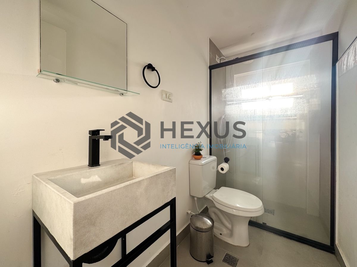 Foto 13 de Apartamento com varanda a 2 quadras da praia nas Pitangueiras, Guarujá