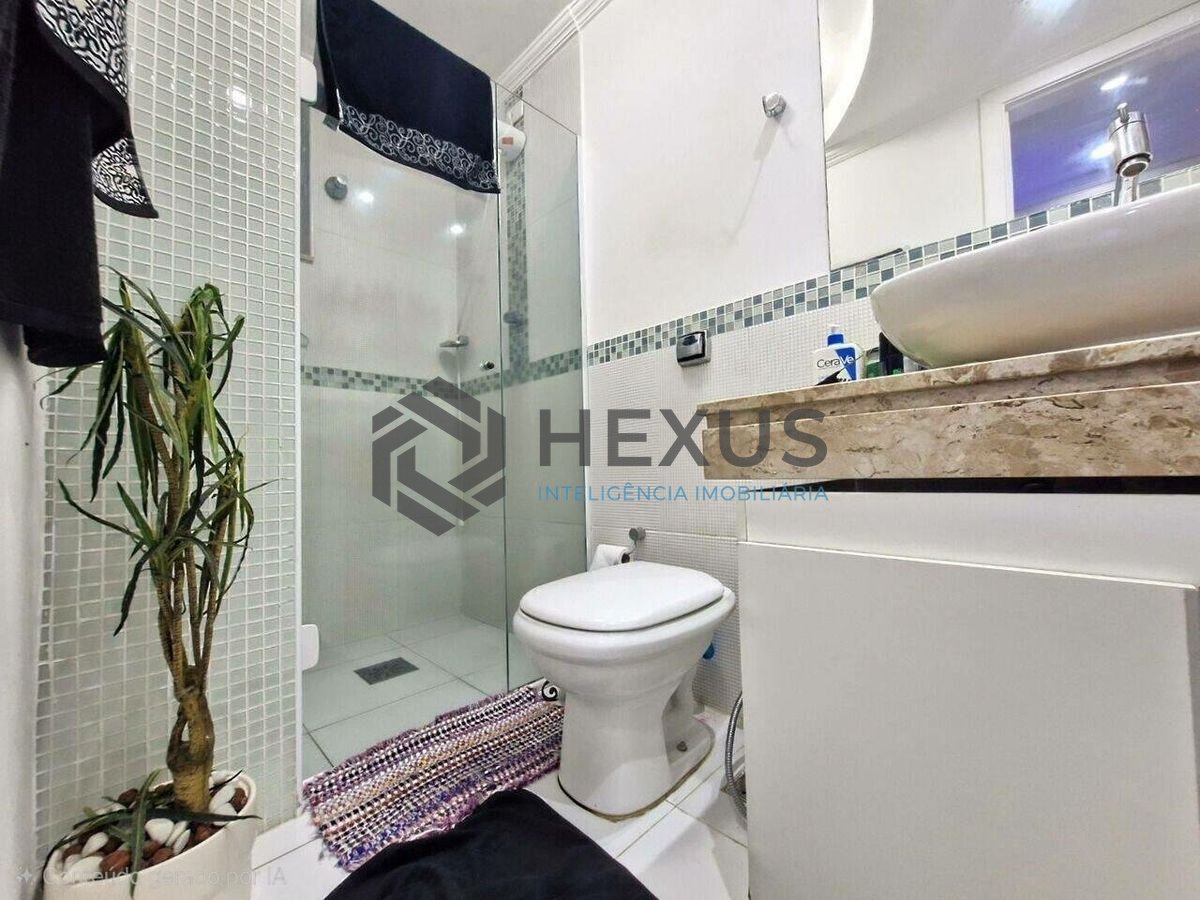 Foto 15 de Apartamento reformado com varanda a 1 quadra da praia nas Pitangueiras, Guarujá