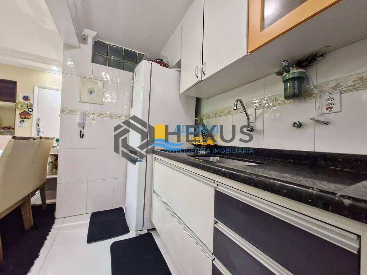 Foto 17 de Apartamento reformado com varanda a 1 quadra da praia nas Pitangueiras, Guarujá
