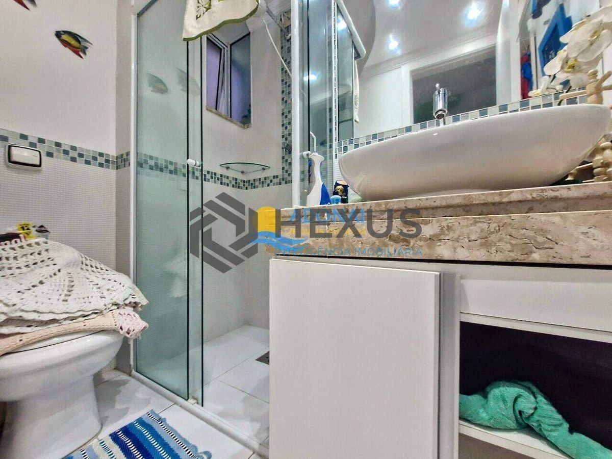 Foto 11 de Apartamento reformado com varanda a 1 quadra da praia nas Pitangueiras, Guarujá