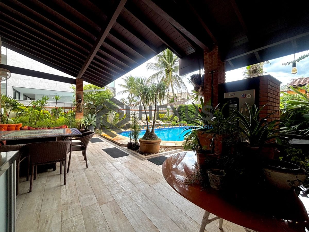 Foto 3 de Casa reformada com piscina e área gourmet no Jardim Acapulco, Guarujá