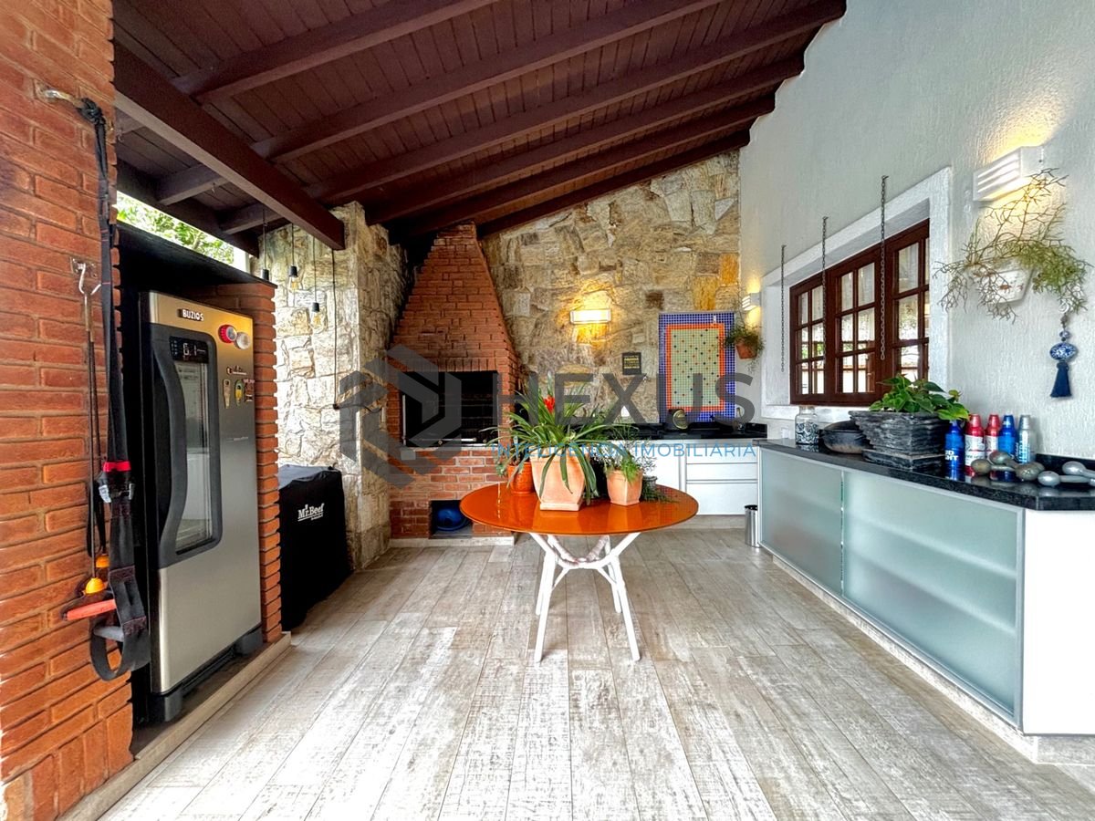 Foto 2 de Casa reformada com piscina e área gourmet no Jardim Acapulco, Guarujá