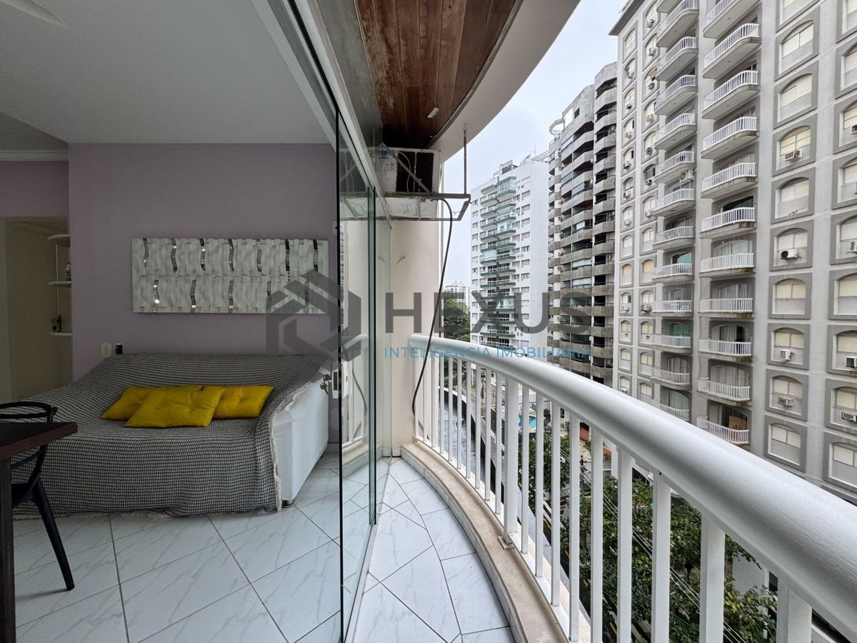 Foto 11 de Apartamento reformado com varanda e lazer a 100m da praia na região do Maluf nas Pitangueiras, Guarujá