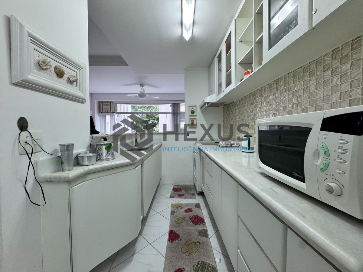 Foto 23 de Apartamento reformado com varanda e lazer a 100m da praia na região do Maluf nas Pitangueiras, Guarujá