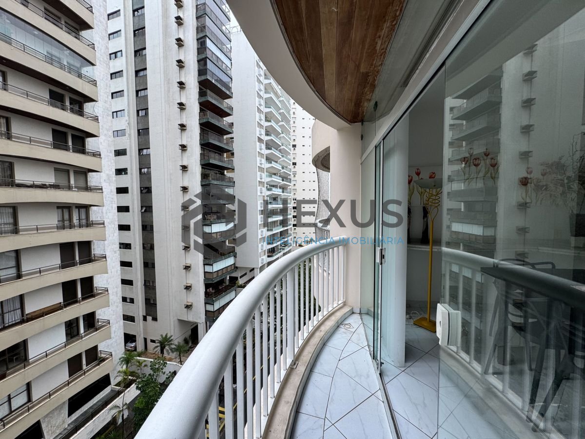 Foto 5 de Apartamento reformado com varanda e lazer a 100m da praia na região do Maluf nas Pitangueiras, Guarujá