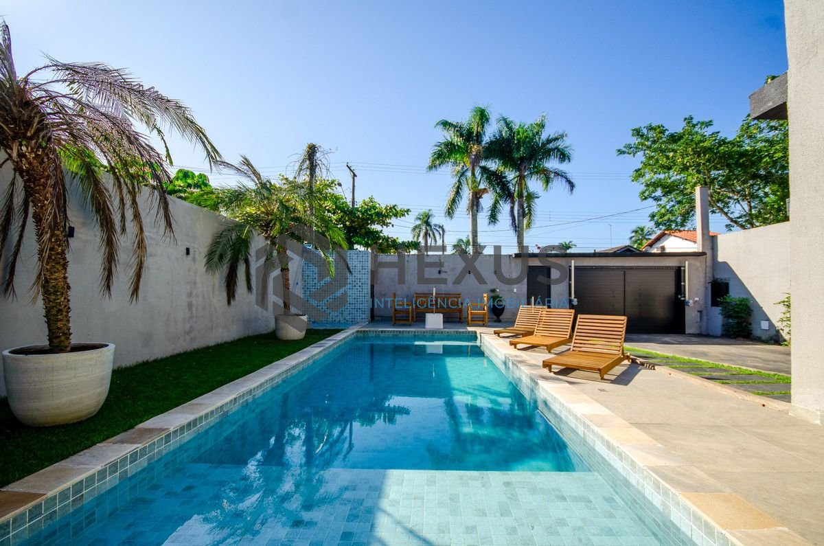 Foto 3 de Casa reformado com piscina e área gourmet a 250m da praia no Pernambuco, Guarujá