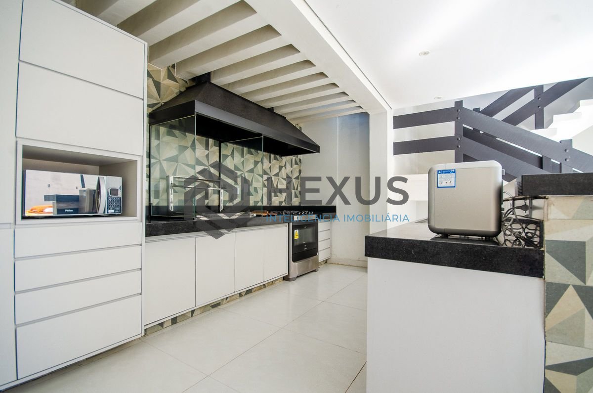 Foto 10 de Casa reformado com piscina e área gourmet a 250m da praia no Pernambuco, Guarujá