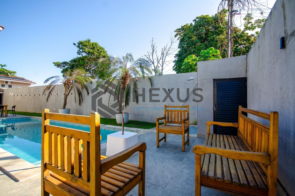 Foto 4 de Casa reformado com piscina e área gourmet a 250m da praia no Pernambuco, Guarujá