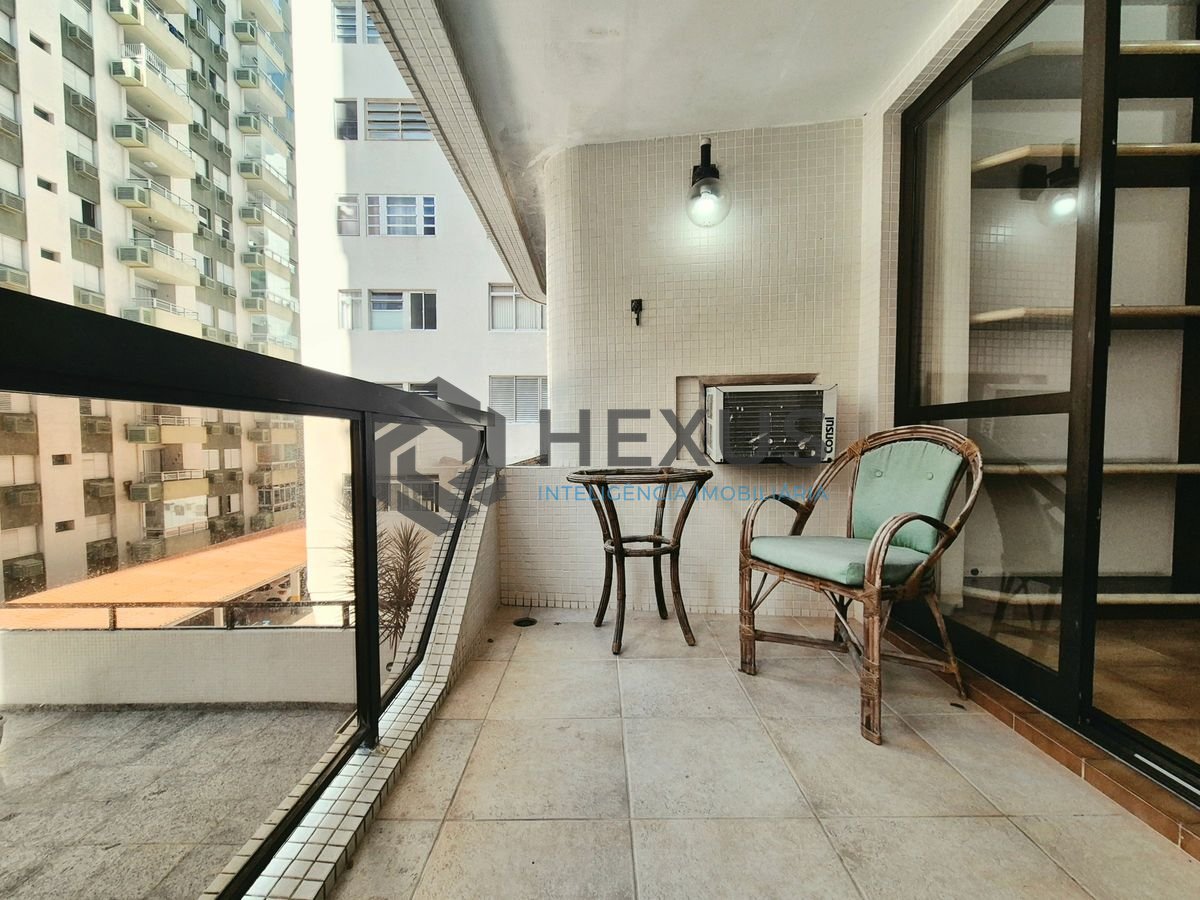 Foto 5 de Apartamento com varanda e lazer a 200m da praia nas Pitangueiras, Guarujá