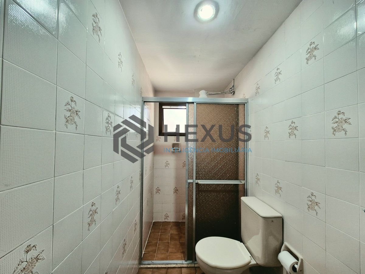 Foto 11 de Apartamento com varanda e lazer a 200m da praia nas Pitangueiras, Guarujá