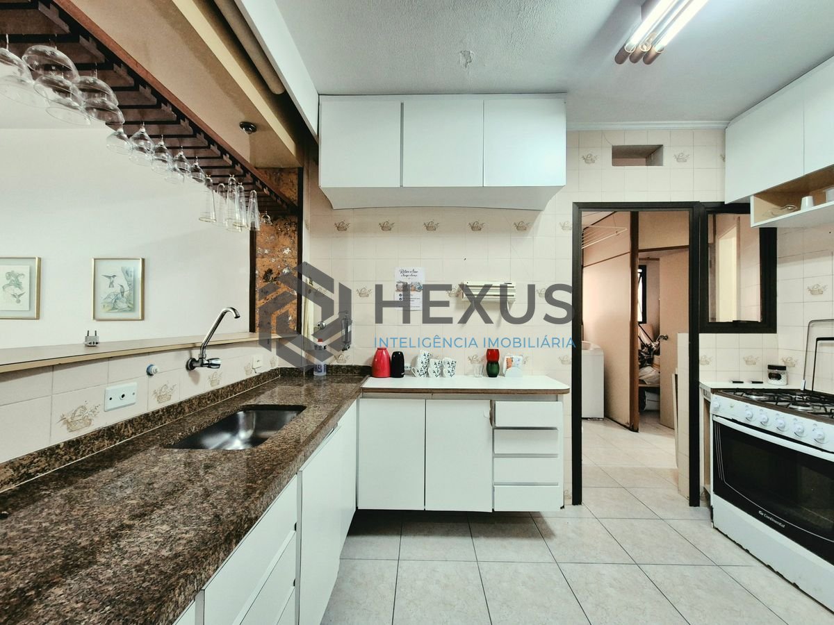 Foto 18 de Apartamento com varanda e lazer a 200m da praia nas Pitangueiras, Guarujá