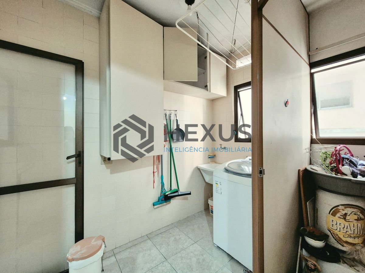 Foto 23 de Apartamento com varanda e lazer a 200m da praia nas Pitangueiras, Guarujá