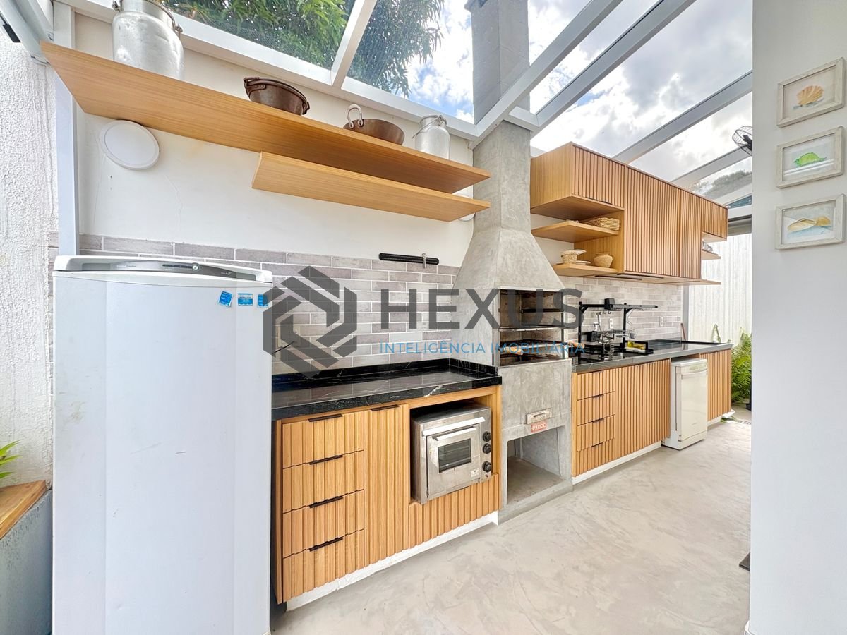 Foto 3 de Casa reformada com piscina e área gourmet no Jardim Acapulco, Guarujá