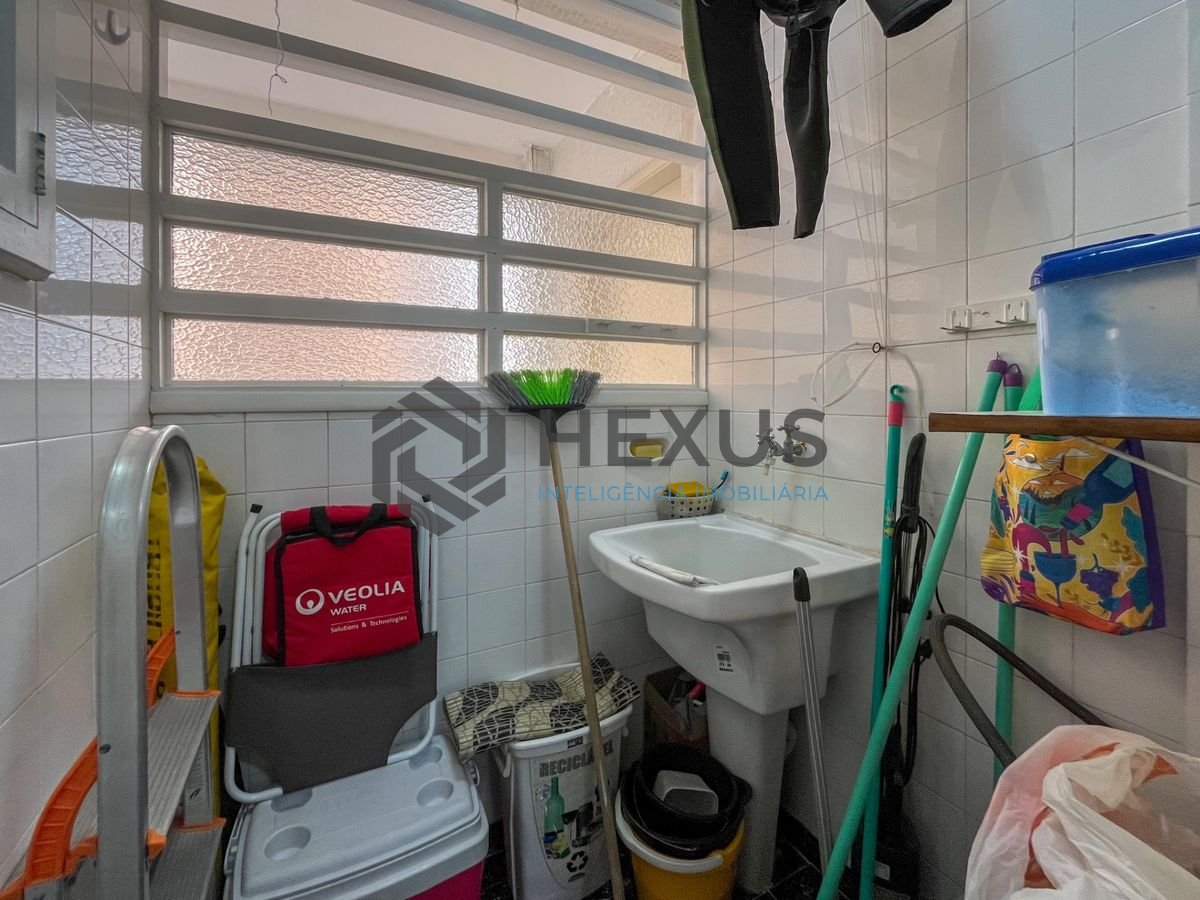 Foto 20 de Apartamento com varanda e lazer a 1 quadra da praia na região da Barra Funda nas Pitangueiras, Guarujá