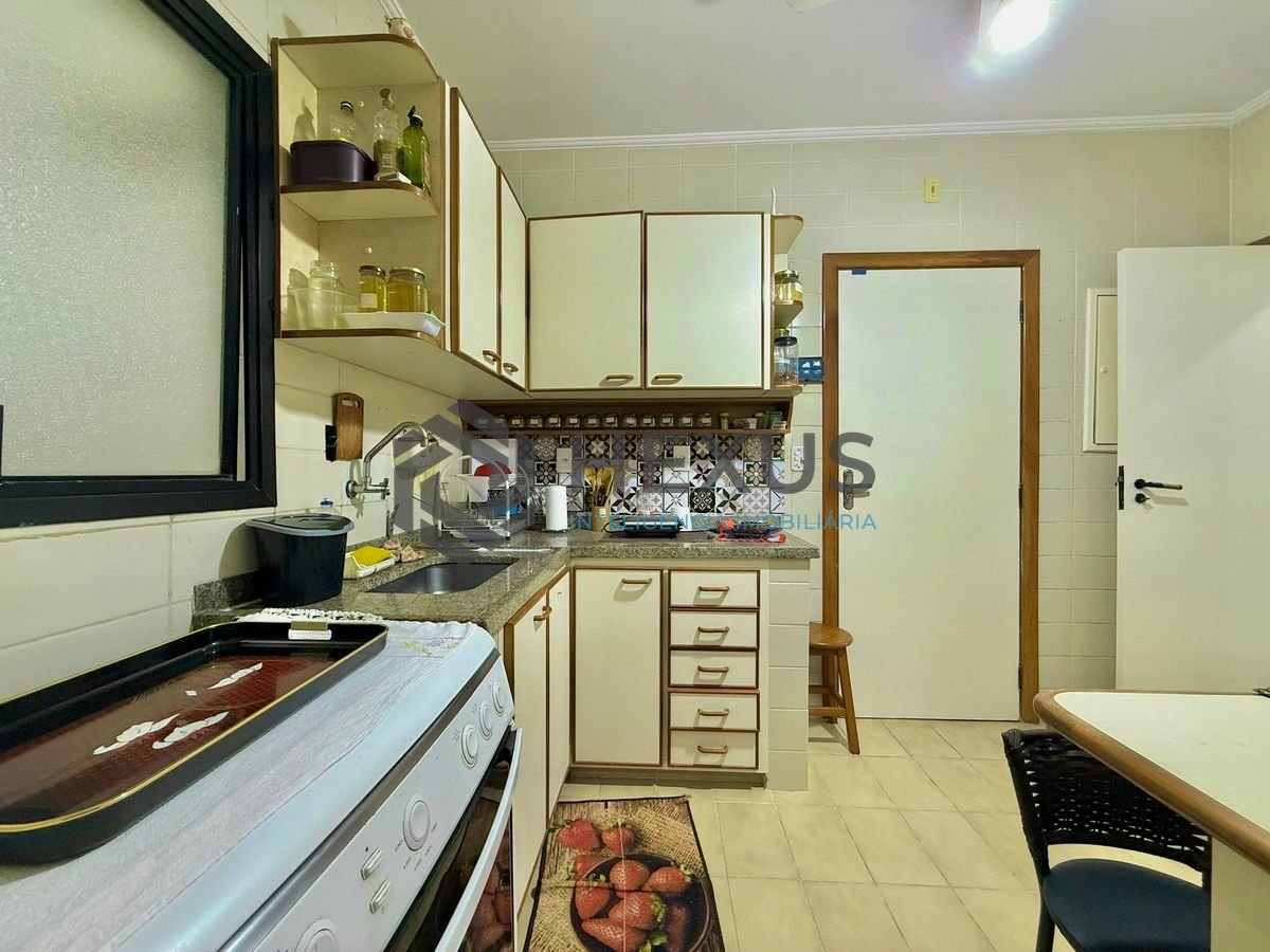 Foto 14 de Apartamento com varanda e lazer a 300m da praia na Enseada, Guarujá