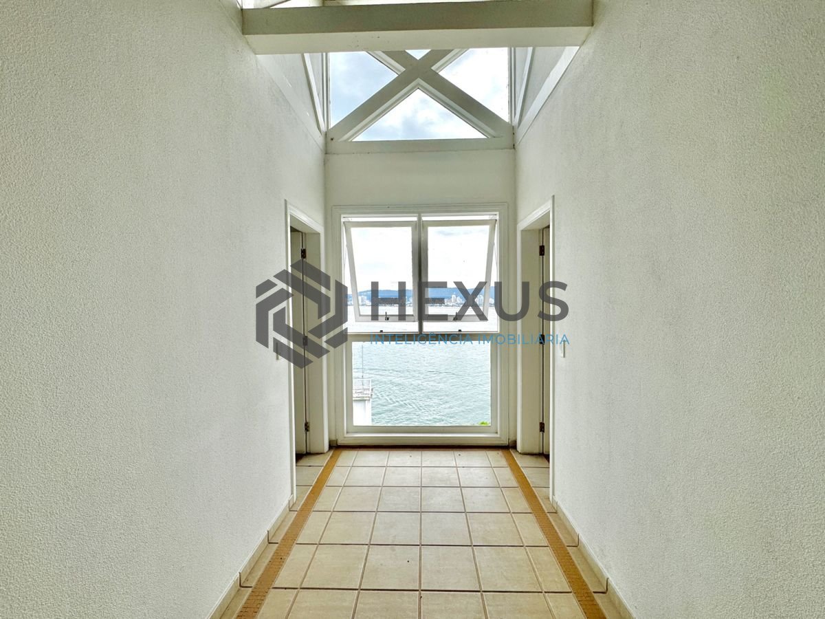 Foto 29 de Casa frente mar com piscina e área gourmet no Condomínio Península na Praia da Enseada, Guaruja