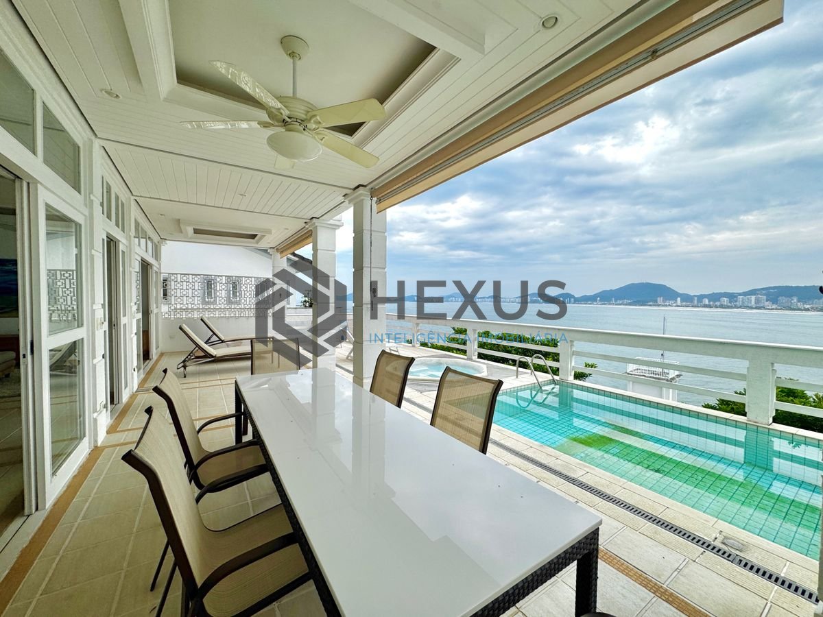 Foto 3 de Casa frente mar com piscina e área gourmet no Condomínio Península na Praia da Enseada, Guaruja