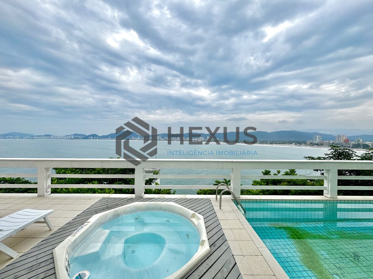 Foto 2 de Casa frente mar com piscina e área gourmet no Condomínio Península na Praia da Enseada, Guaruja
