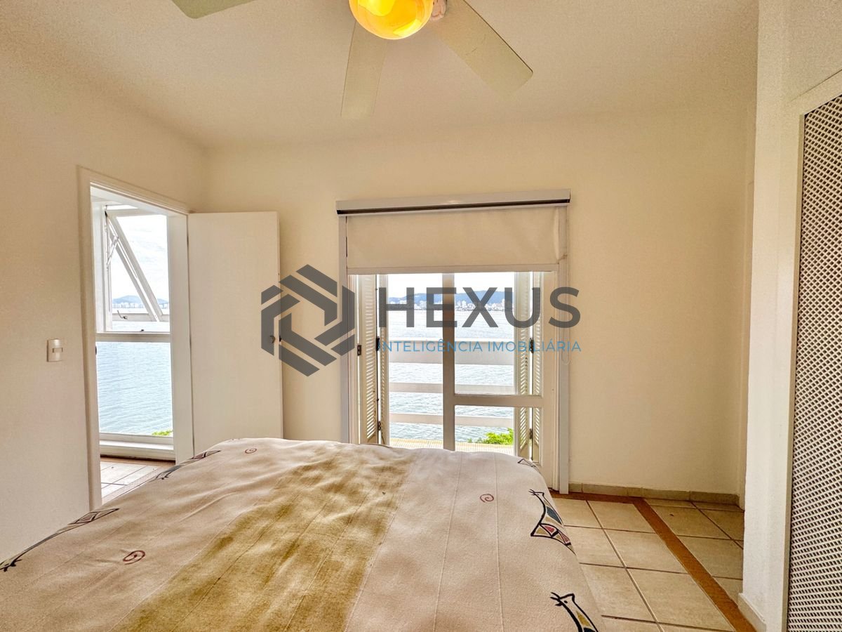 Foto 13 de Casa frente mar com piscina e área gourmet no Condomínio Península na Praia da Enseada, Guaruja