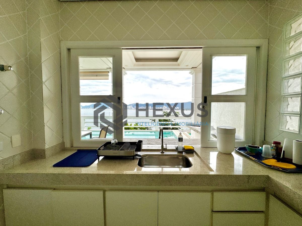 Foto 10 de Casa frente mar com piscina e área gourmet no Condomínio Península na Praia da Enseada, Guaruja