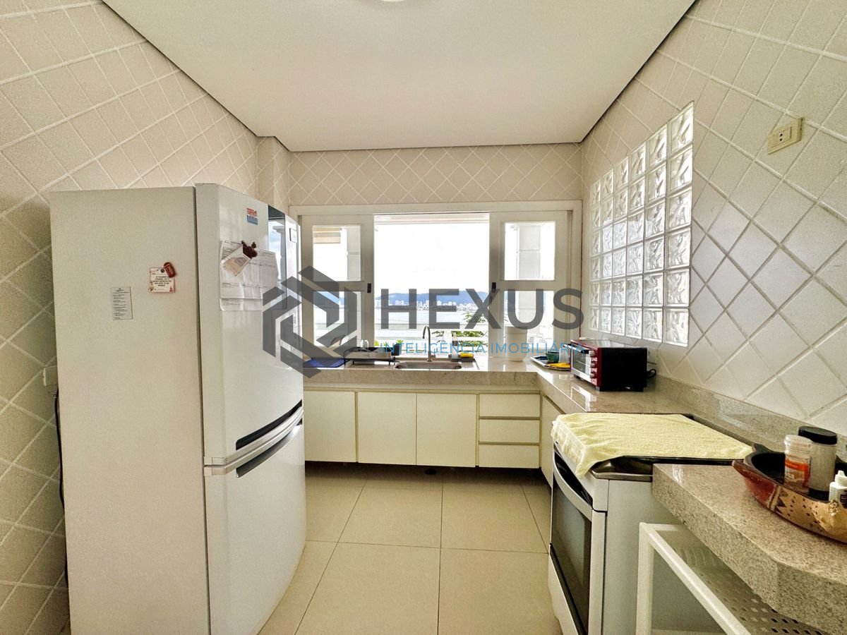 Foto 11 de Casa frente mar com piscina e área gourmet no Condomínio Península na Praia da Enseada, Guaruja