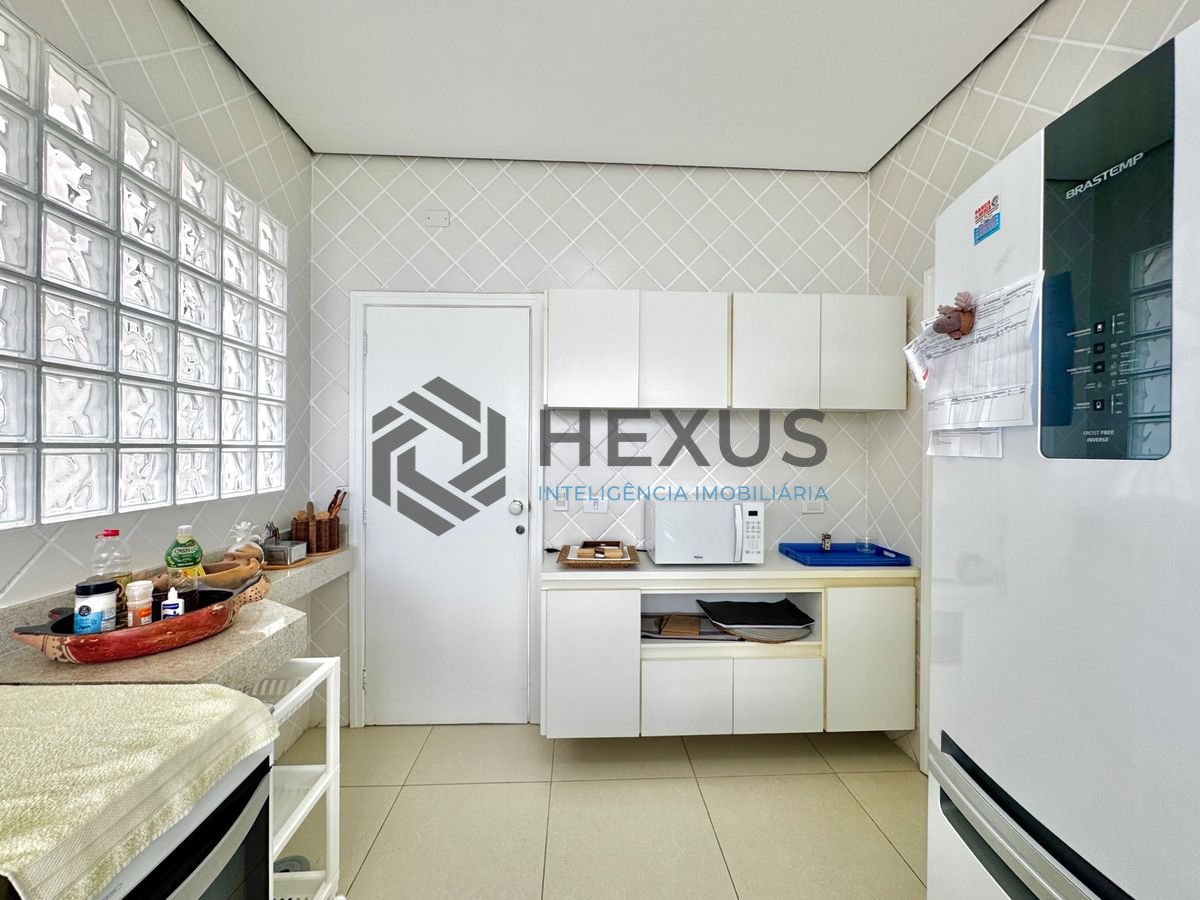 Foto 12 de Casa frente mar com piscina e área gourmet no Condomínio Península na Praia da Enseada, Guaruja
