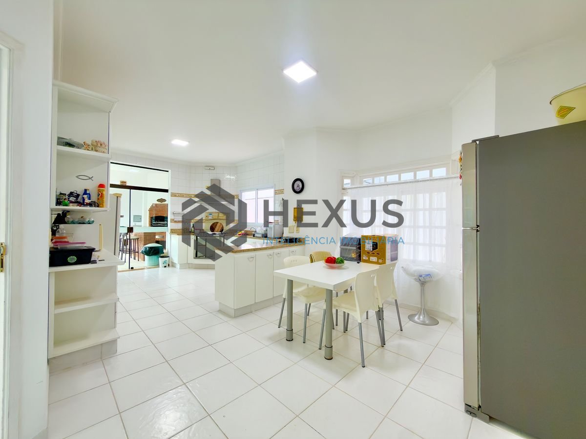 Foto 11 de Casa reformada com piscina e área gourmet no Jardim Acapulco, Guarujá