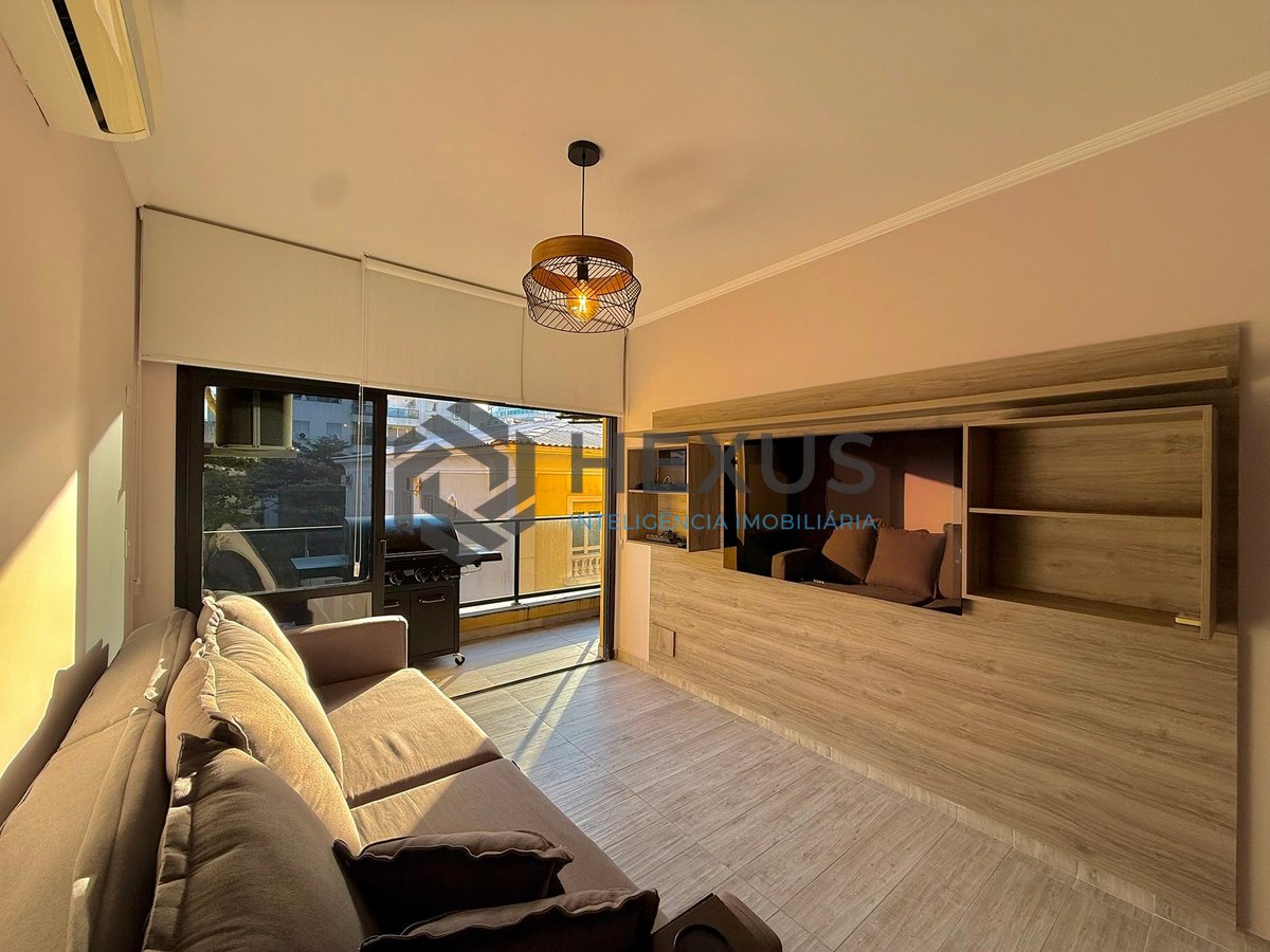 Foto 2 de Apartamento reformado com varanda e lazer a 100m da praia na Enseada, Guarujá