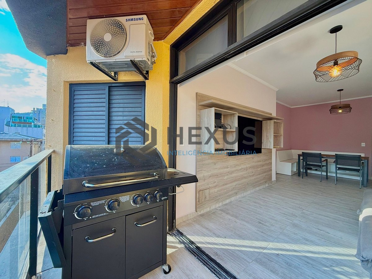 Foto 3 de Apartamento reformado com varanda e lazer a 100m da praia na Enseada, Guarujá