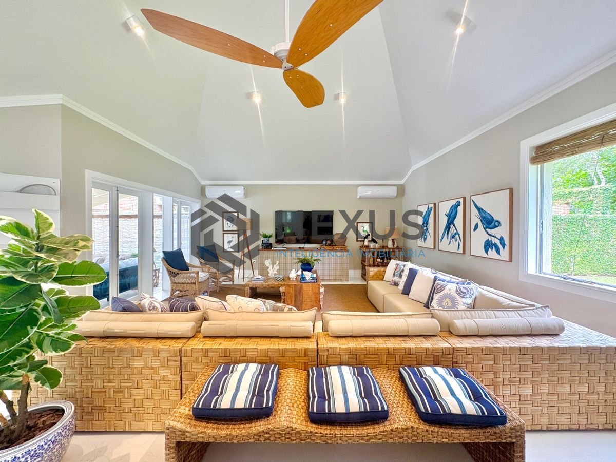Foto 3 de Casa reformada com piscina e área gourmet no Jardim Acapulco, Guarujá
