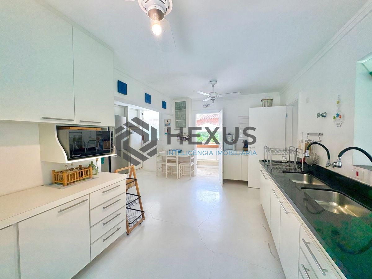 Foto 30 de Casa reformada com piscina e área gourmet no Jardim Acapulco, Guarujá