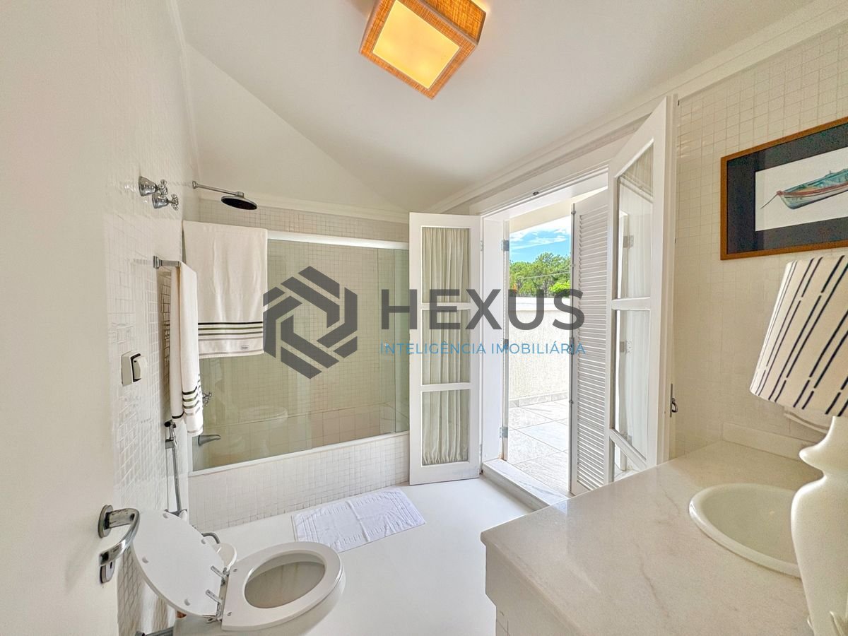 Foto 42 de Casa reformada com piscina e área gourmet no Jardim Acapulco, Guarujá