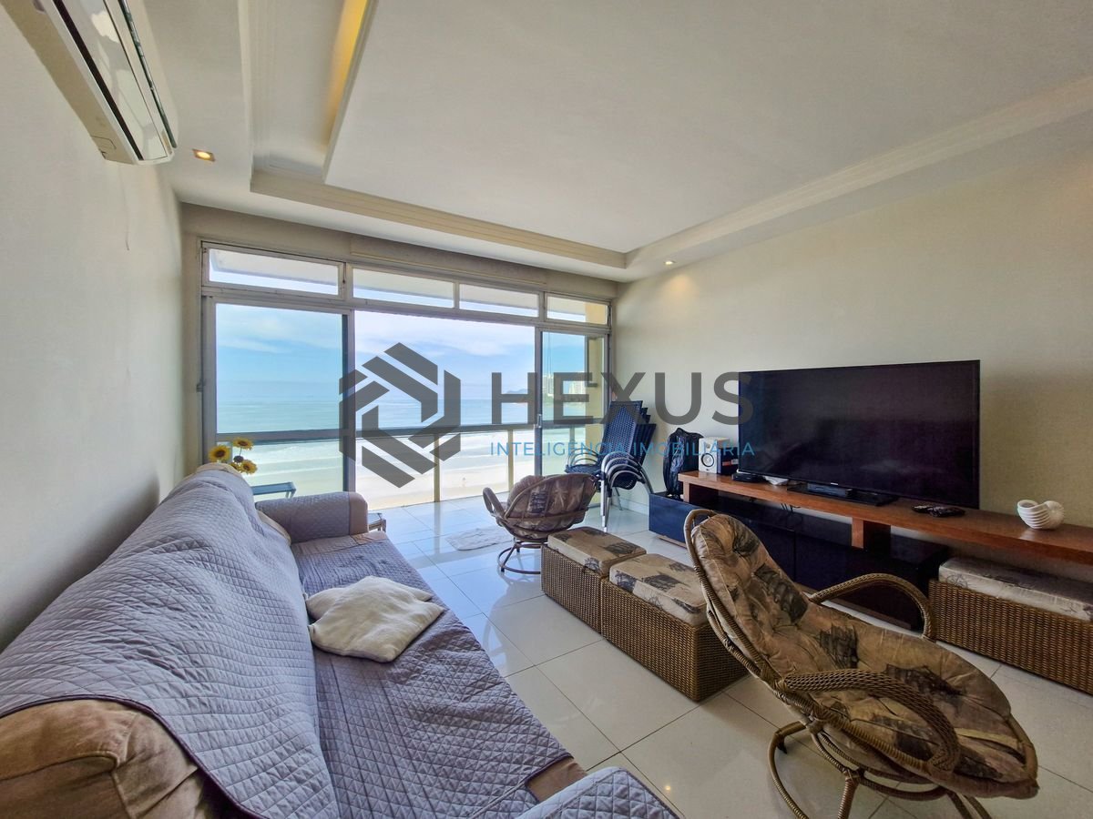 Foto 2 de Apartamento frente mar reformado com varanda vista mar nas Pitangueiras, Guarujá