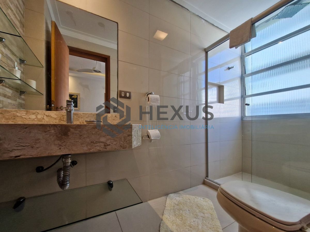Foto 36 de Apartamento frente mar reformado com varanda vista mar nas Pitangueiras, Guarujá