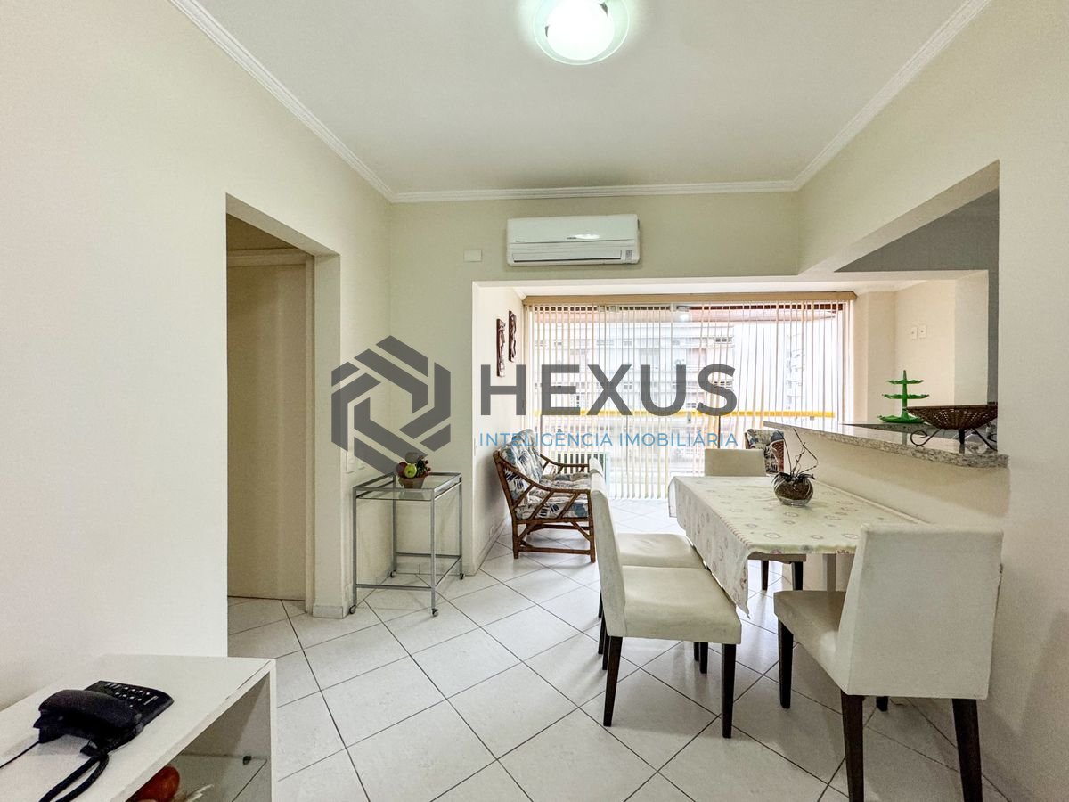 Foto 4 de Apartamento reformado com varanda e lazer a 1 quadra da praia nas Pitangueiras, Guarujá