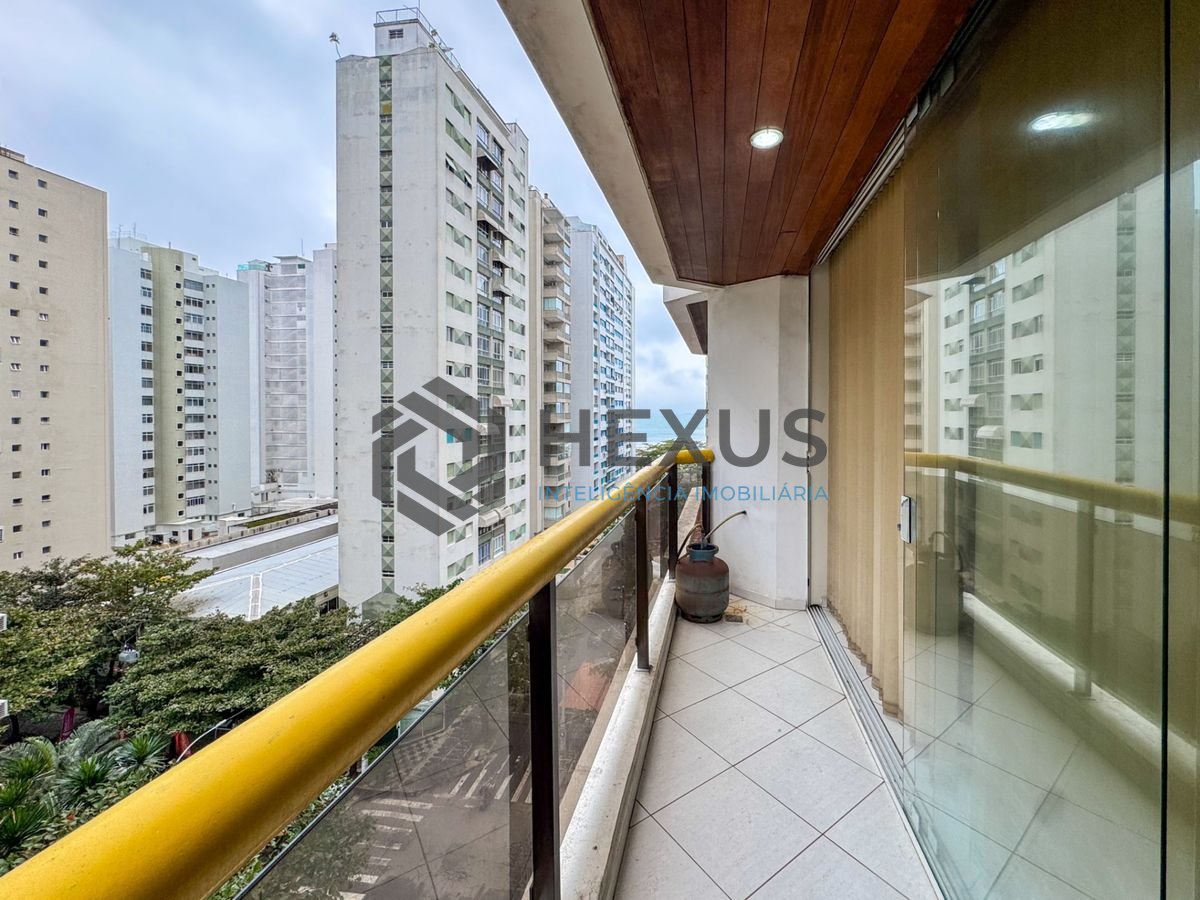 Foto 13 de Apartamento reformado com varanda e lazer a 1 quadra da praia nas Pitangueiras, Guarujá