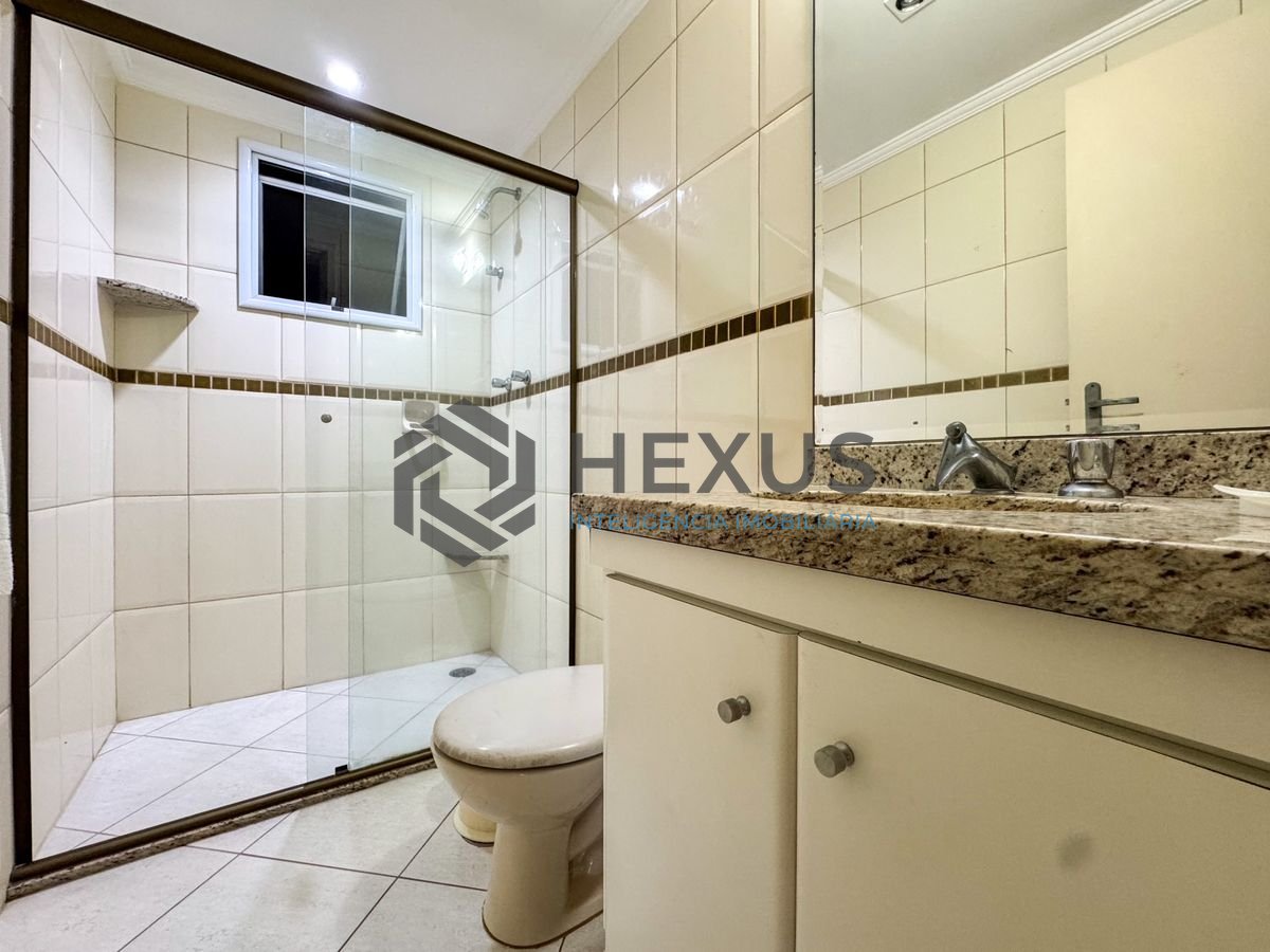 Foto 19 de Apartamento reformado com varanda e lazer a 1 quadra da praia nas Pitangueiras, Guarujá