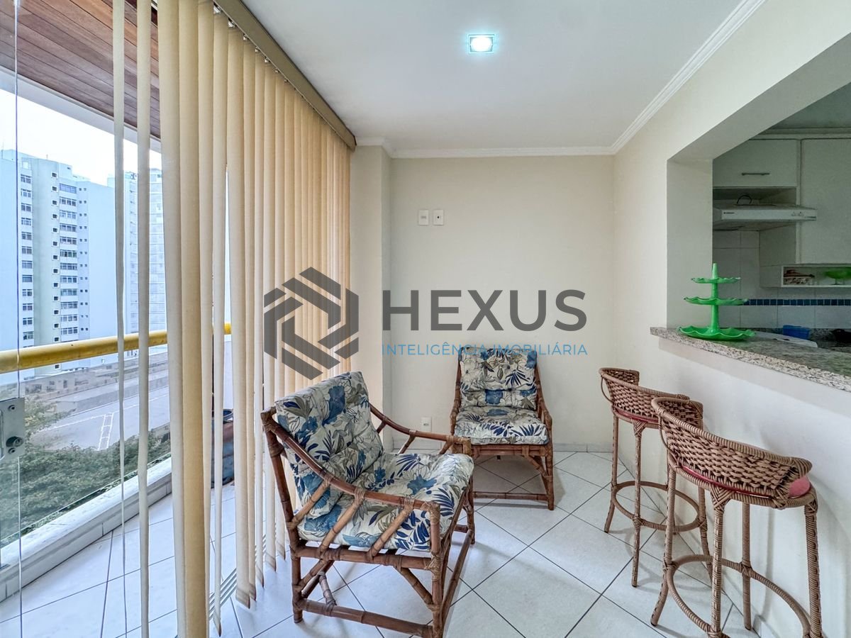 Foto 9 de Apartamento reformado com varanda e lazer a 1 quadra da praia nas Pitangueiras, Guarujá