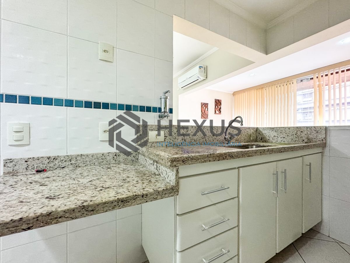Foto 30 de Apartamento reformado com varanda e lazer a 1 quadra da praia nas Pitangueiras, Guarujá