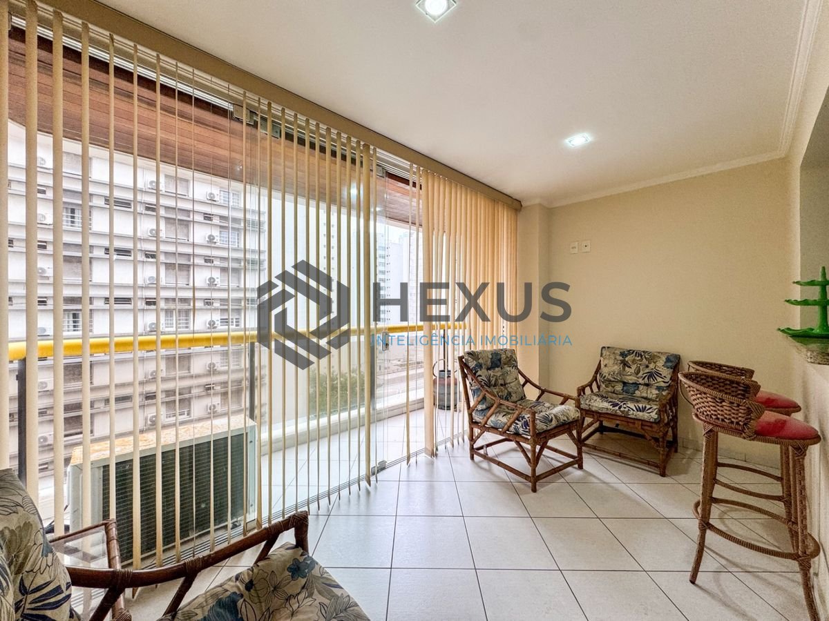 Foto 5 de Apartamento reformado com varanda e lazer a 1 quadra da praia nas Pitangueiras, Guarujá