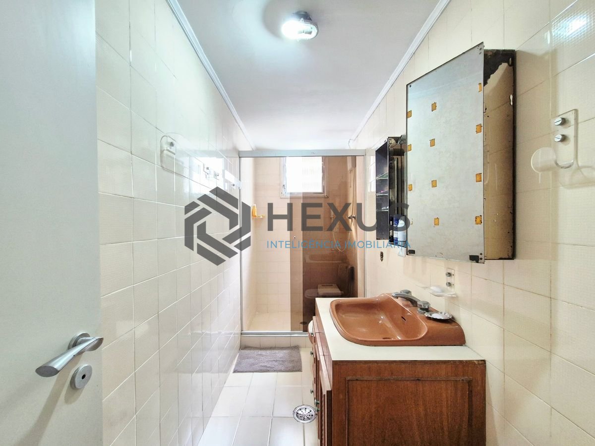 Foto 11 de Apartamento com varanda vista mar a 1 quadra da praia nas Pitangueiras, Guarujá