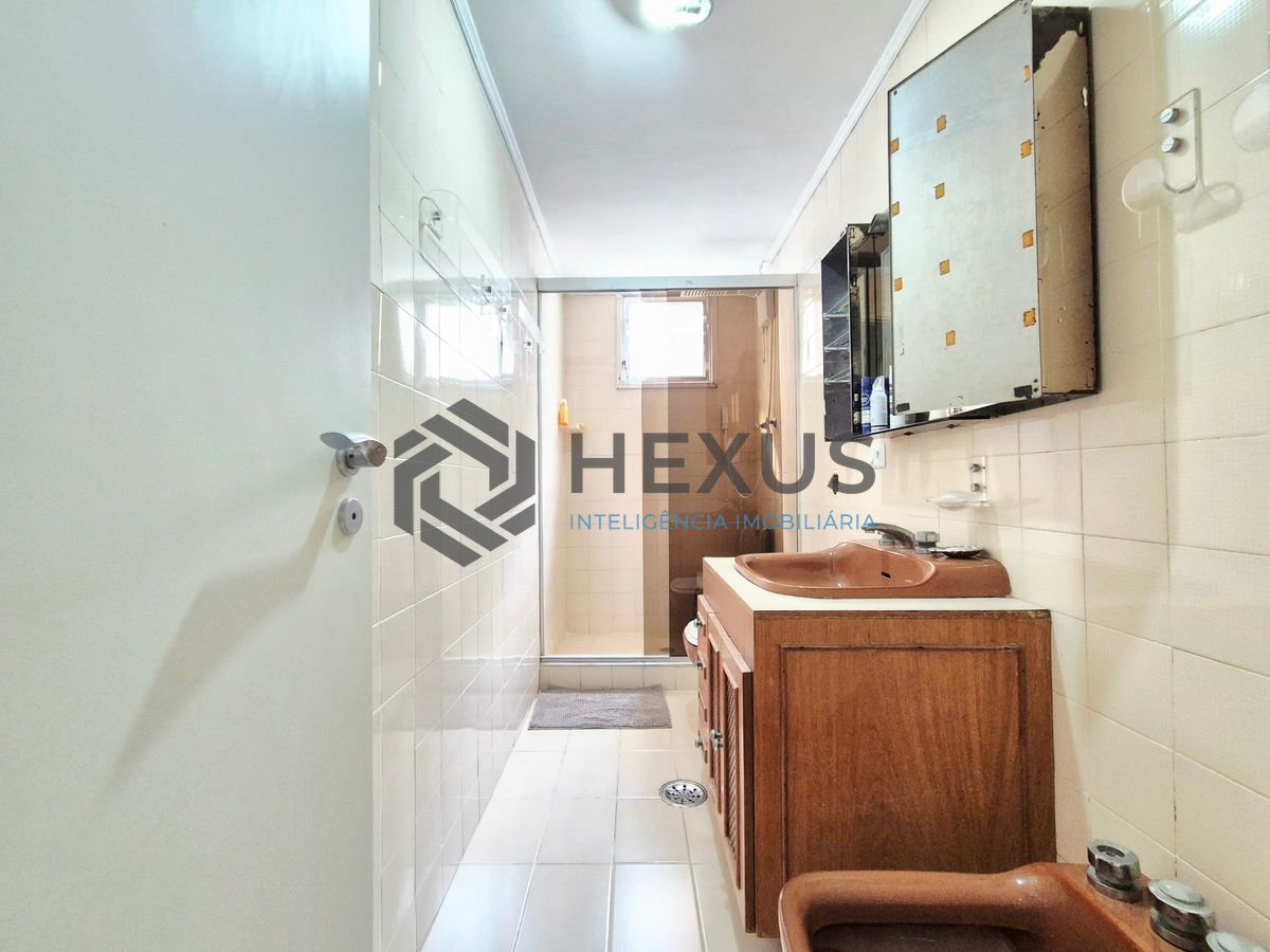 Foto 12 de Apartamento com varanda vista mar a 1 quadra da praia nas Pitangueiras, Guarujá